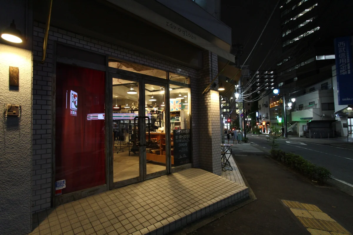 SHIBUYA STAY 周辺の飲食店の入口と夜の通り