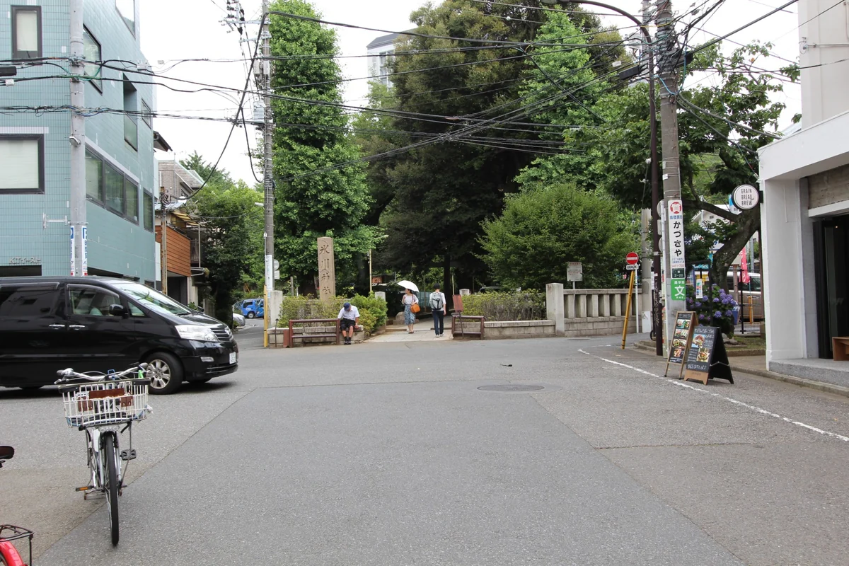 SHIBUYA STAY 周辺の神社の入口へ続く通り
