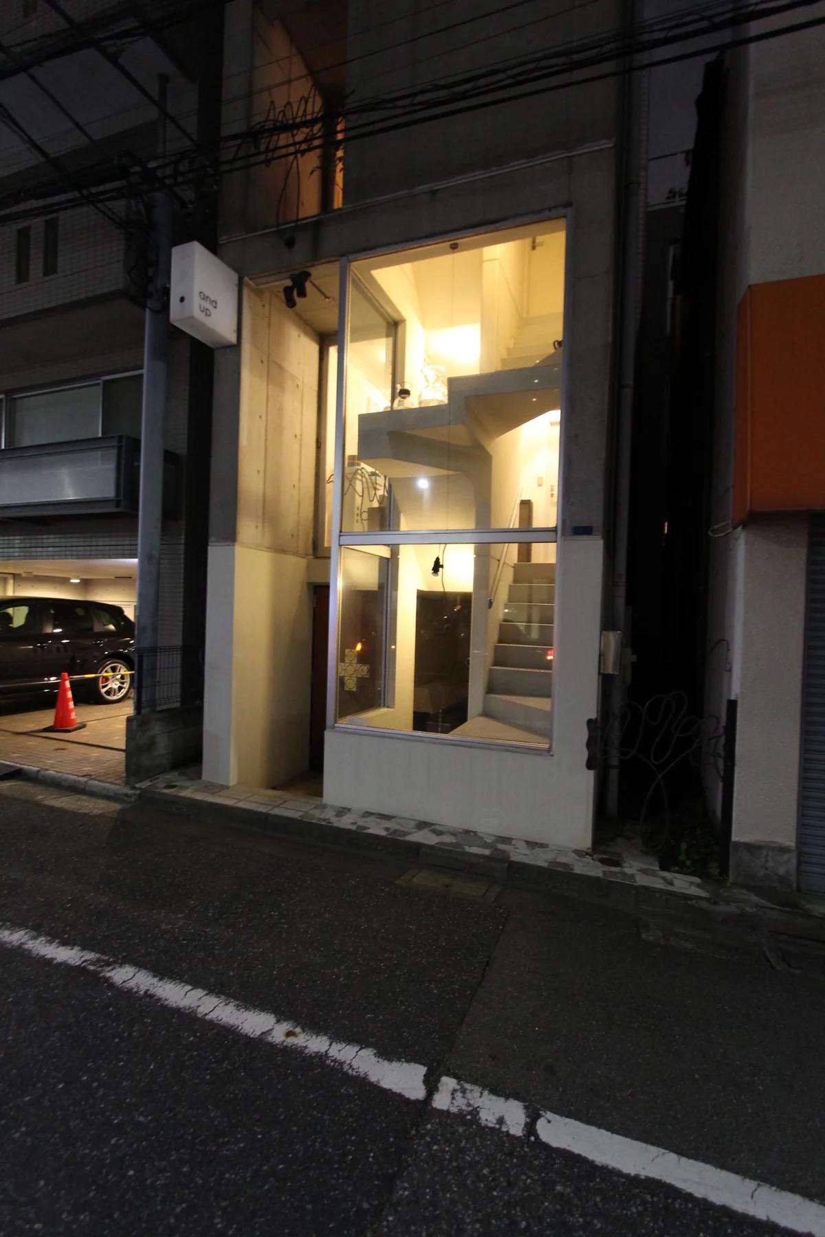 SHIBUYA STAY 周辺の夜の店舗の入口