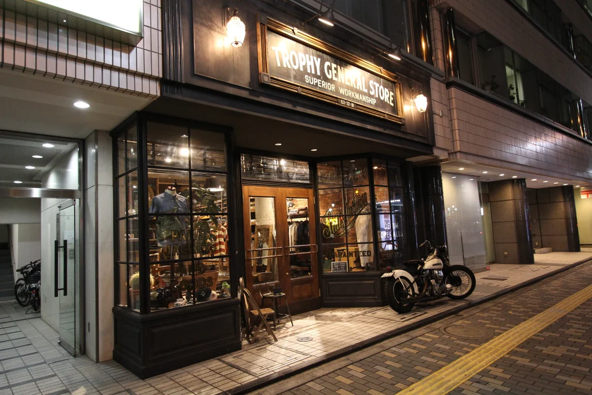 SHIBUYA STAY 周辺の夜の飲食店前の通り