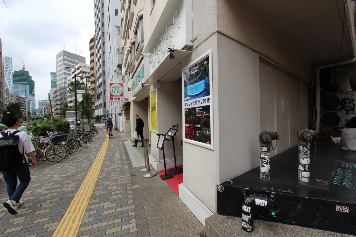 SHIBUYA STAY 周辺のコンビニエンスストア前の歩道