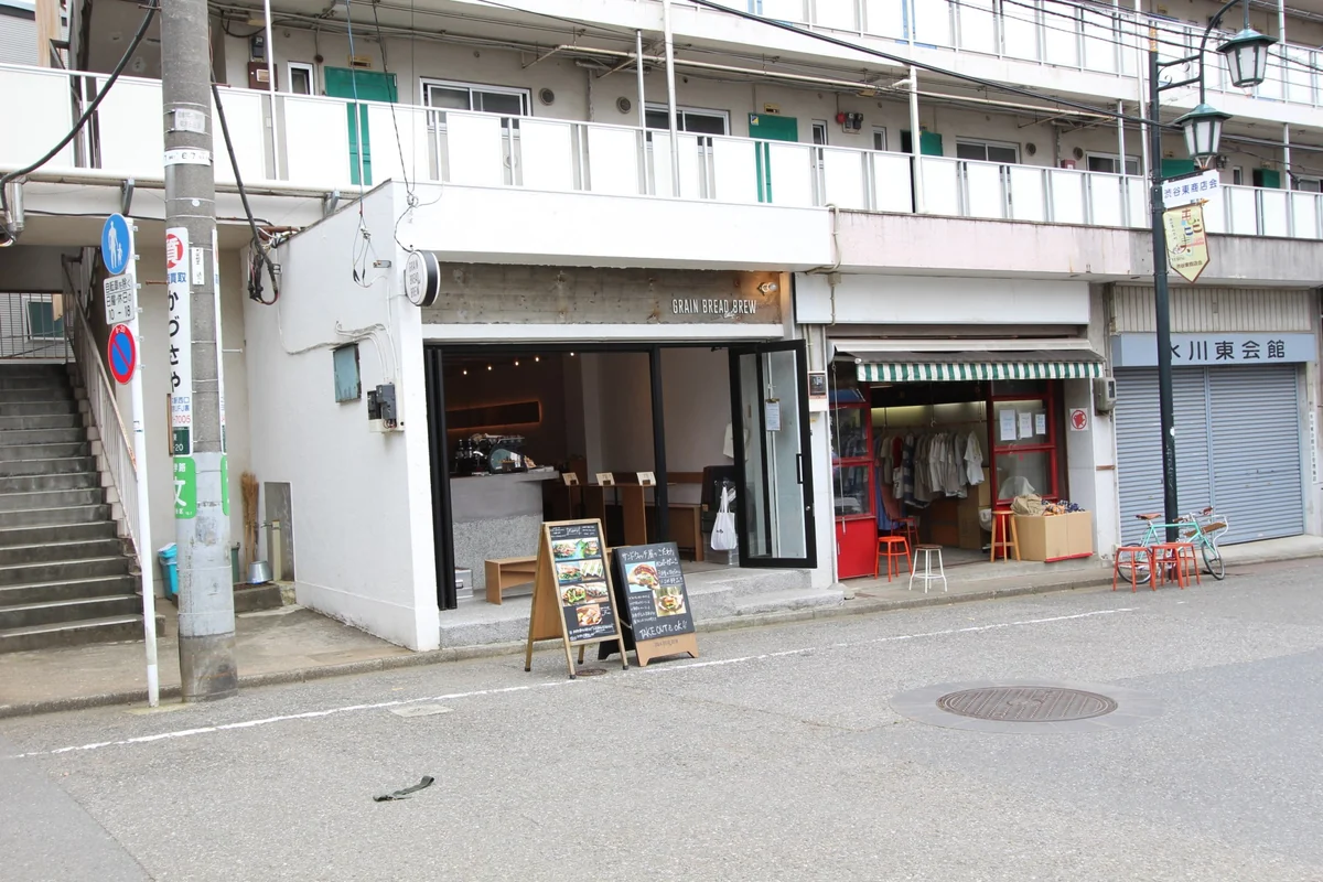SHIBUYA STAY 周辺の飲食店と商店のある通り