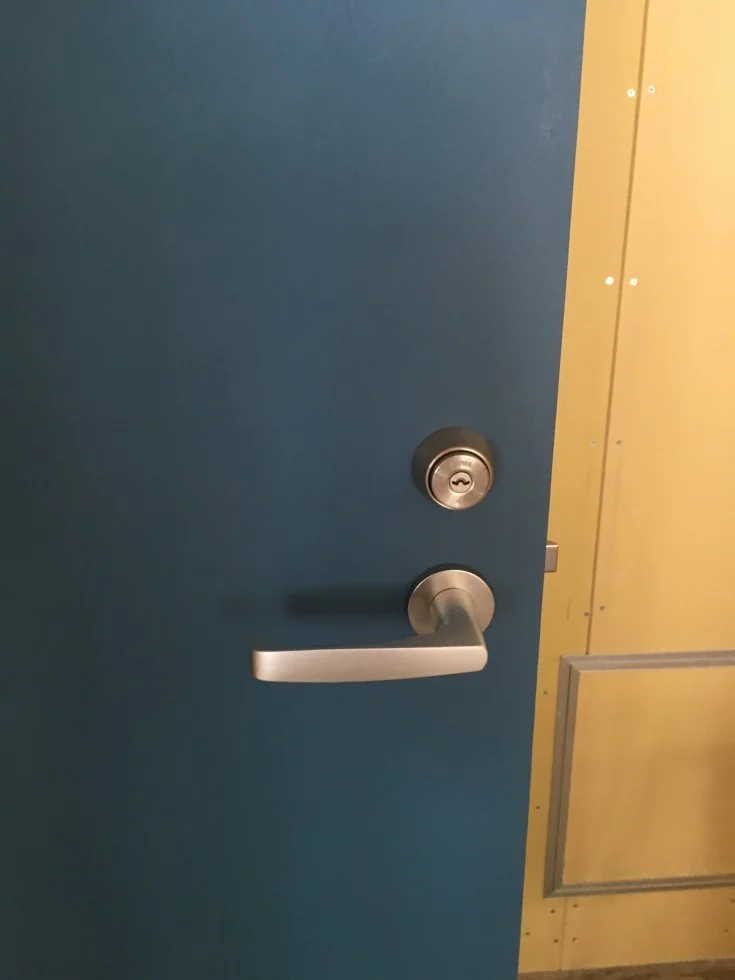 早稲田事務所 工事の合間にトイレの塗装の掲載写真・図版