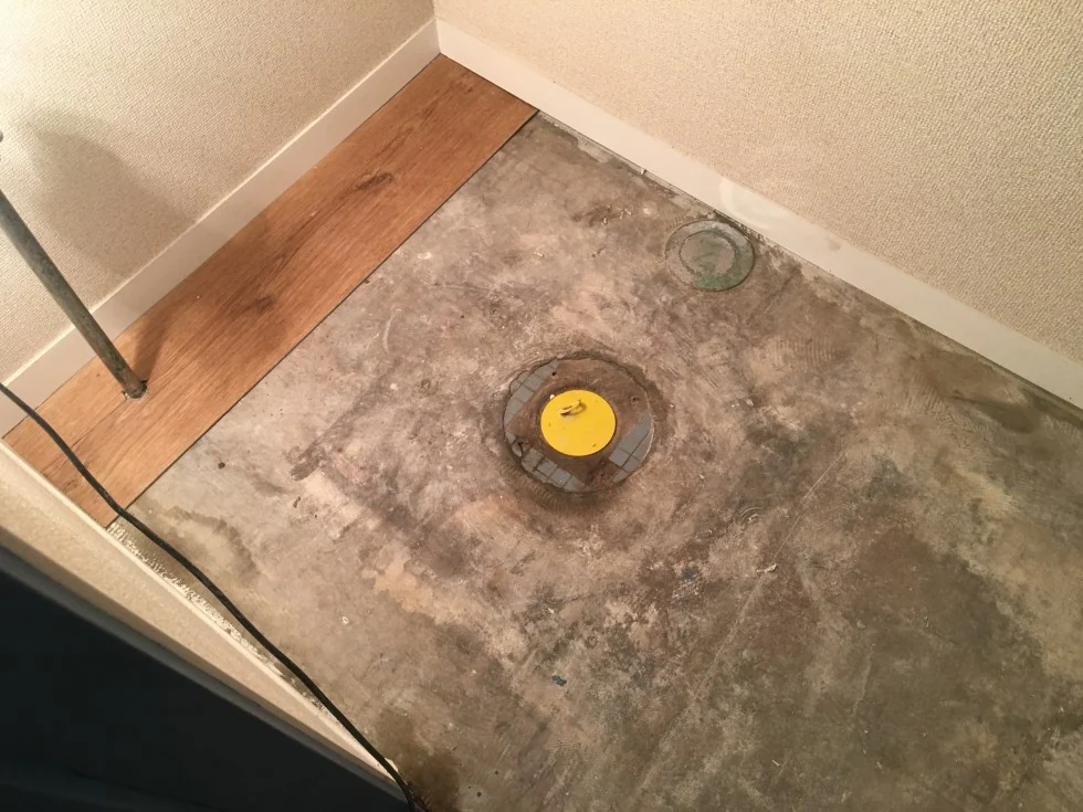 早稲田事務所 トイレ床貼りの掲載写真・図版