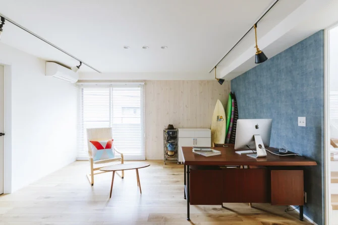 施工事例「SURF HOUSE」のリビングを別の角度から